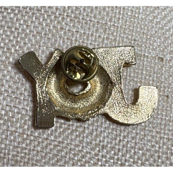 Christmas Joy Enamel Pin Badge With Wreath Design 1.5" - Picture 5 of 5